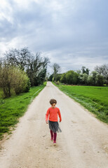 Fototapeta premium petite fille sur un chemin de campagne