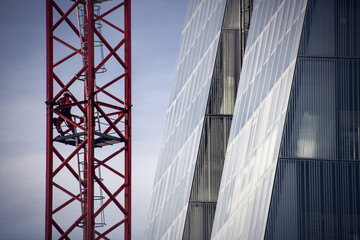 grue en cours de construction pr&egrave;s d'un immeuble