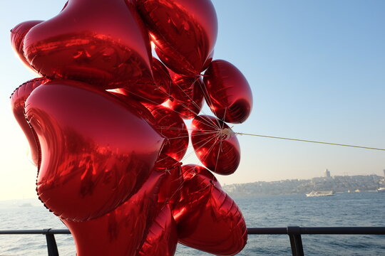 Travel in Istambul, one person sell red balloons an other take picture