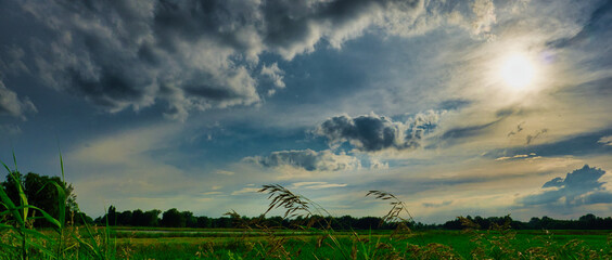 Burzowe niebo nad łąkami