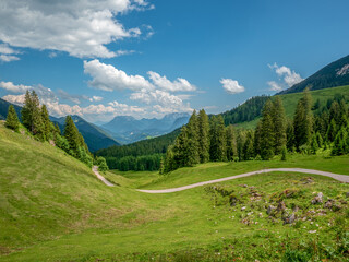 Fototapeta na wymiar Austrian landscape with curved mountain scenery 