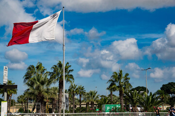 Flaga Malta Niebieskie Niebo Palmy