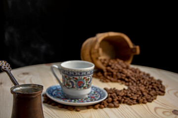 Fototapeta na wymiar coffee cup, coffee grains on wooden table
