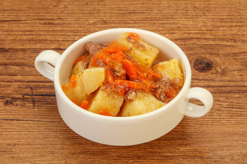 Roasted potato and beef with sauce