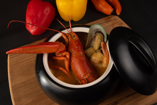 sopa parihuela peruana con langosta