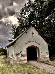 Fototapeta na wymiar Schutzhütte für Pilger, Kapelle, Unterstand