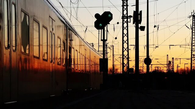 Der Zug f&auml;hrt in den Abendhimmel