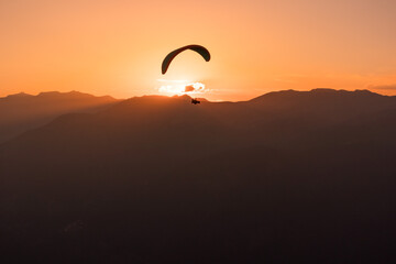 Gleitschirmflieger im Sonnenuntergang