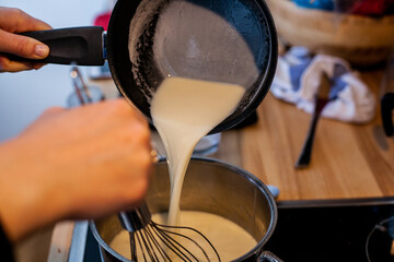 Bignè alla panna all'italiana. Profiteroles al cioccolato fondente .