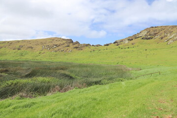 Fototapeta premium Cratère du volcan Rano Raraku à l'île de Pâques