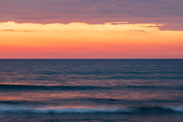 Obraz premium Sunrise at the beach In Monolithos on the island of Santorini in Greece.