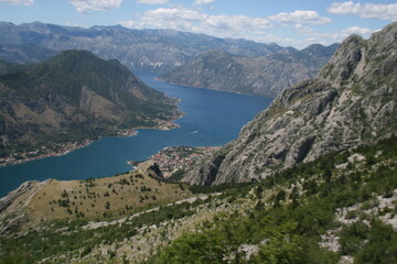 Fototapeta na wymiar lake and mountains