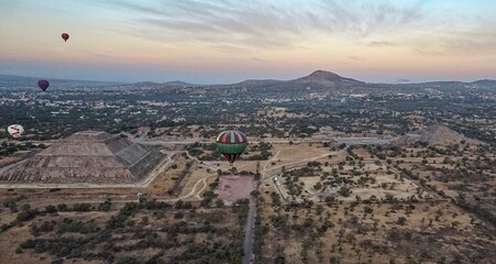 GLOBOS SOBRE LA CIUDAD DE LOS DIOSES