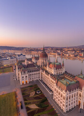 Naklejka premium Aerial drone shot of Dome of Hungarian Parliament at dawn before sunrise in Budapest morning