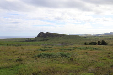 Praire et volcan Rano Raraku à l'île de Pâques