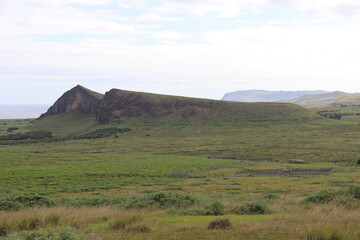 Praire et volcan Rano Raraku à l'île de Pâques
