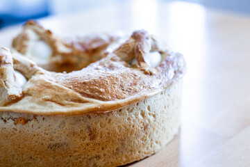 Casatiello o tortano napoletano. Rustico tipico della tradizione italiana napoletana.