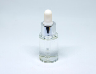 Naklejka premium Medicine bottle on white background. Medical or cosmetic glass bottle with droplet. Cosmetic fluid or liquid essence