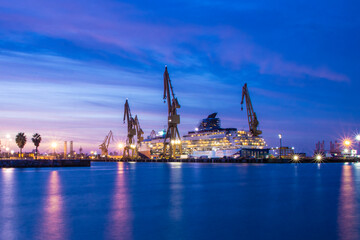 Fototapeta premium Puerto barco grua atardecer contraste maritimo turismo españa barco transatlantico