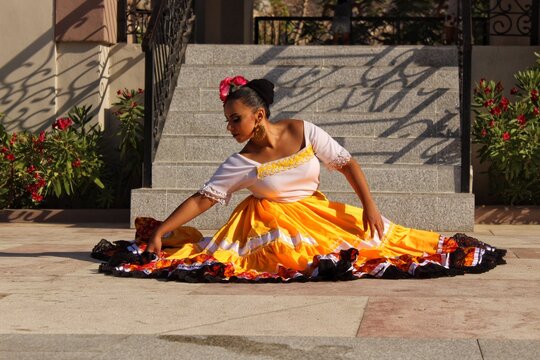 Mujer vestido tradicional amarillo. 16