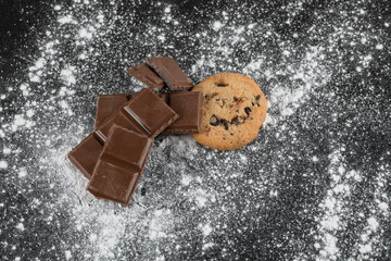 Bitter chocolate pieces and butter cookies