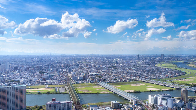 青空を背景に千葉県市川から見た江戸川と東京の風景