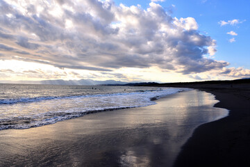 雲立ち込める湘南茅ヶ崎の海岸とレンブラント光線