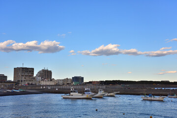 夕陽に染まる茅ヶ崎港に停泊する漁船