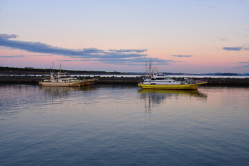夕陽に染まる茅ヶ崎港に停泊する漁船