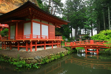 Fototapeta premium 世界遺産 平泉 夏の達谷窟毘沙門堂