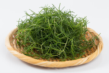 ざるに入れたオカヒジキ（水松菜）