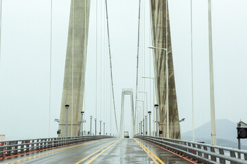 Obraz premium The gigantic grand bridge and beautiful skyline panorama at rainy day.