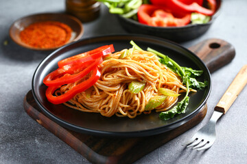 fried noodles in black plate