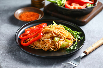 fried noodles in black plate