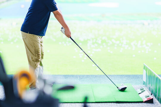 ダイエットにゴルフ練習で汗を流す中年男性【アフターコロナのライフスタイル】