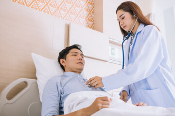 Obraz premium Doctor having health problem of patient at hospital,medicine, doctor, healthcare and people concept