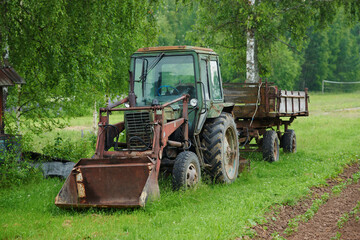 Obraz premium A tractor during the harvest
