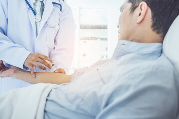 Obraz premium Doctor having health problem of patient at hospital,medicine, doctor, healthcare and people concept