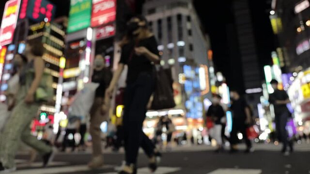 コロナウイルスの感染が拡大する新宿の歌舞伎町を歩く若者たち　ピンボケ表現