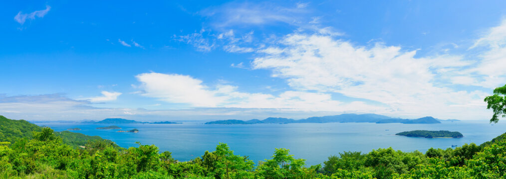 夏の瀬戸内海と島々　パノラマ風景(香川県庵治町)