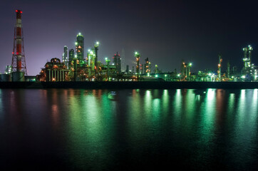 Fototapeta premium プラントの煙突が並ぶ夜の工業地域