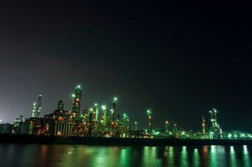 プラントの煙突が並ぶ夜の工業地域