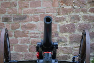 Eine Alte Kanone vor einer Sandstein Mauer