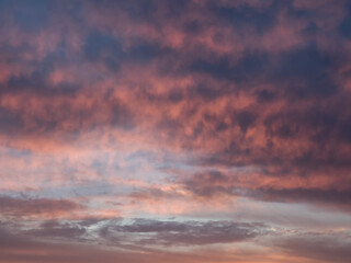 Naklejka premium Red dramatic evening сumulus clouds in the sky. Colorful cloudy sky at sunset. Sky texture, abstract nature background