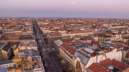Naklejka premium Aerial drone shot of Bubble Bar terrace on rooftop of Budapest building in sunset