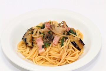 舞茸とナスとホウレン草とベーコンの和風パスタ