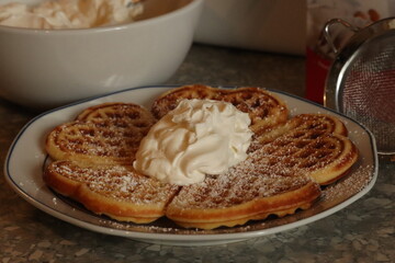 selbst gemachte Waffeln mit Puderzucker und Sahne
