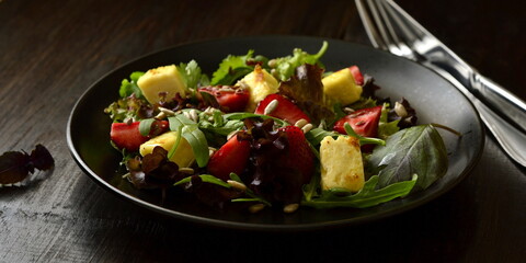 Leaf salad with strawberries, cheese and seeds