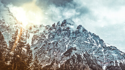 Berglandschaft in den Alpen in Österreich während einer Schneeschauer.