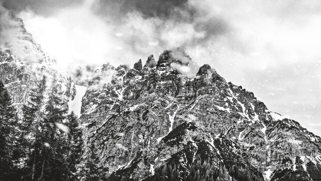 Berglandschaft in den Alpen in Österreich während einer Schneeschauer.